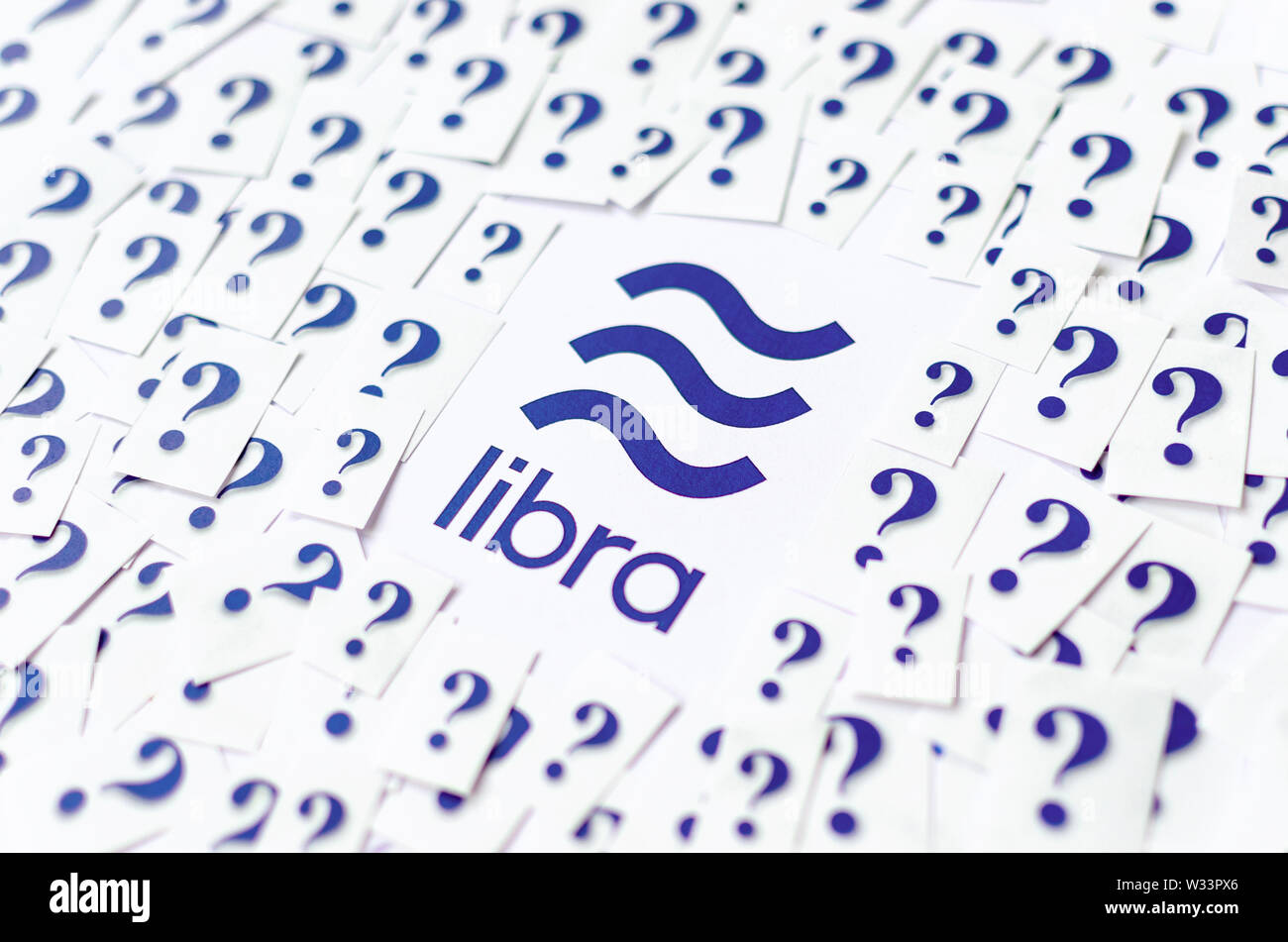 Facebook Libra logo stampato con elevato numero di carta ritagliata interrogativi intorno a. Foto concettuale: Libra solleva interrogativi e preoccupazioni intorno a. Foto Stock