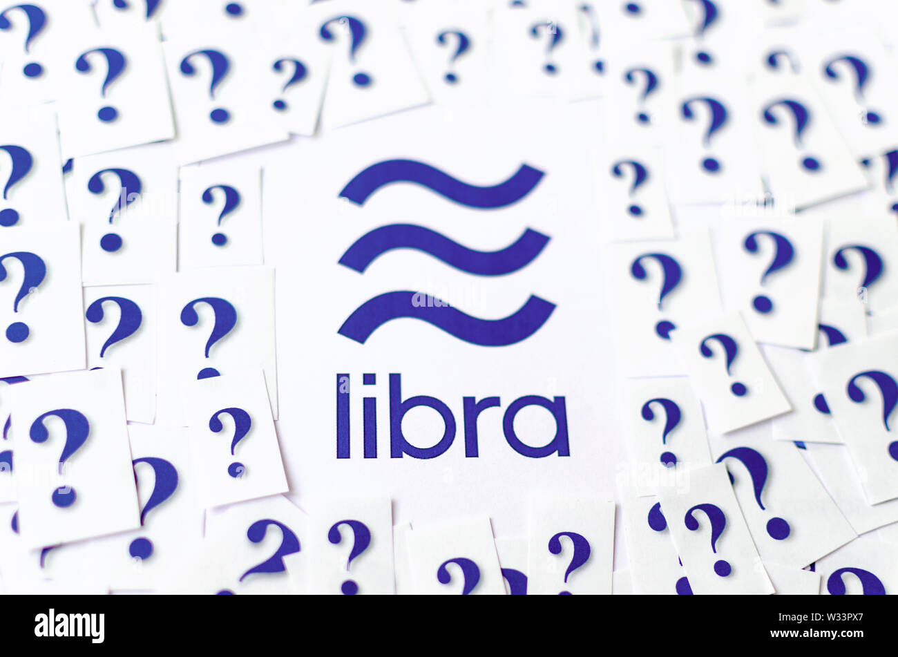 Facebook Libra logo stampato con elevato numero di carta ritagliata interrogativi intorno a. Foto concettuale: Libra solleva interrogativi e preoccupazioni intorno a. Foto Stock