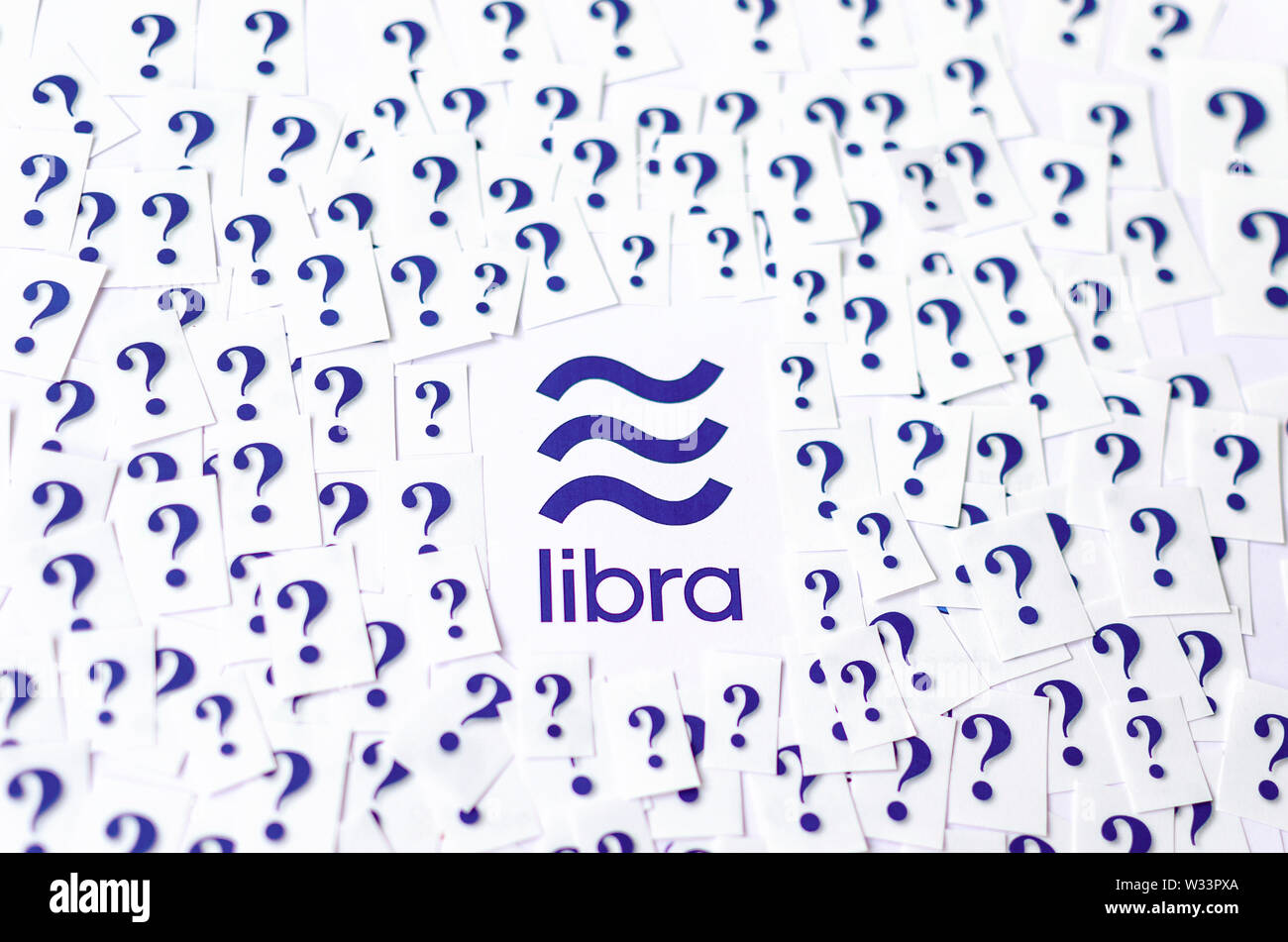 Facebook Libra logo stampato con elevato numero di carta ritagliata interrogativi intorno a. Foto concettuale: Libra solleva interrogativi e preoccupazioni intorno a. Foto Stock