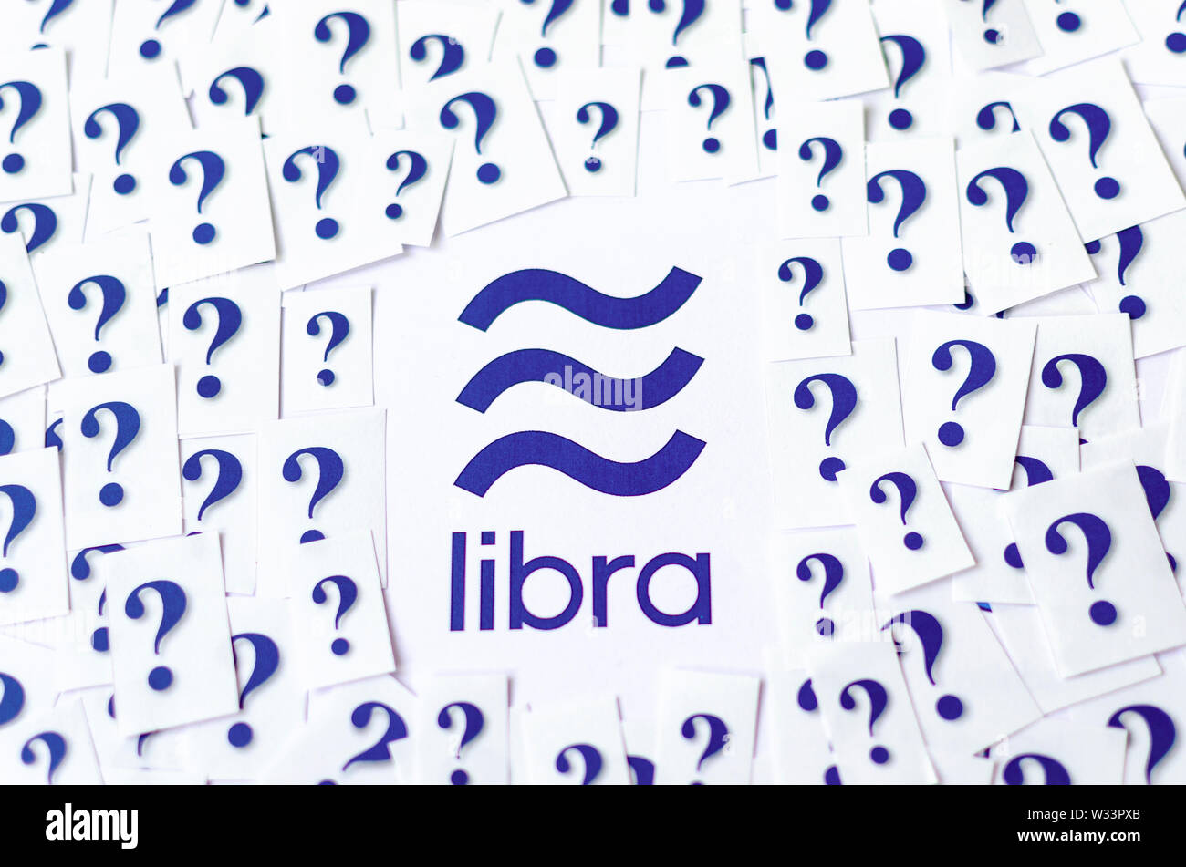 Facebook Libra logo stampato con elevato numero di carta ritagliata interrogativi intorno a. Foto concettuale: Libra solleva interrogativi e preoccupazioni intorno a. Foto Stock