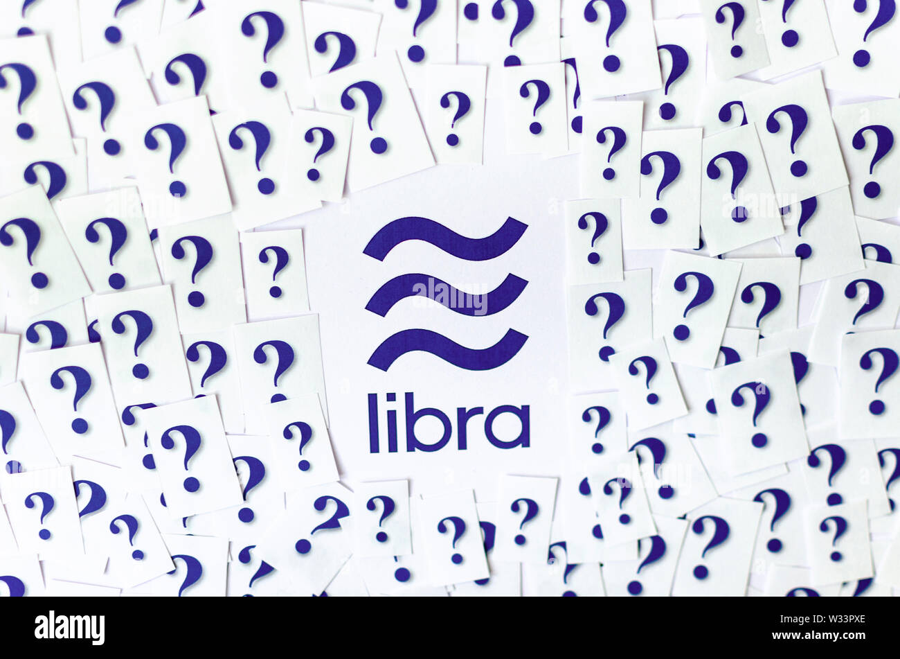 Facebook Libra logo stampato con elevato numero di carta ritagliata interrogativi intorno a. Foto concettuale: Libra solleva interrogativi e preoccupazioni intorno a. Foto Stock