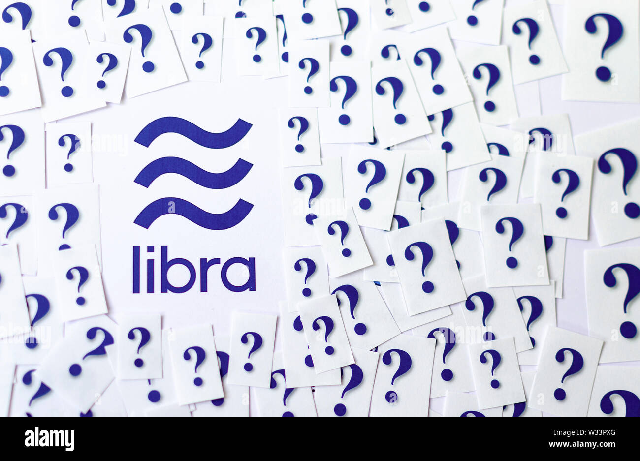 Facebook Libra logo stampato con elevato numero di carta ritagliata interrogativi intorno a. Foto concettuale: Libra solleva interrogativi e preoccupazioni intorno a. Foto Stock
