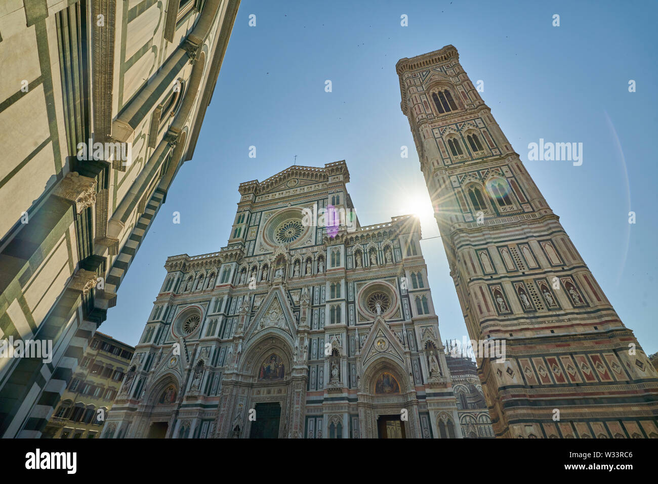 Cattedrale di Firenze (Cattedrale di Santa Maria del Fiore) retro illuminato dalla mattina presto sole estivo. Foto Stock