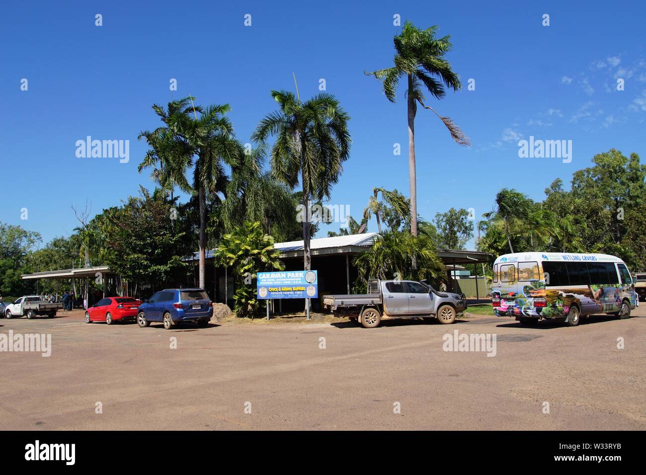 Auto parcheggiata di fronte una Roadhouse circondato da alberi di palma Foto Stock