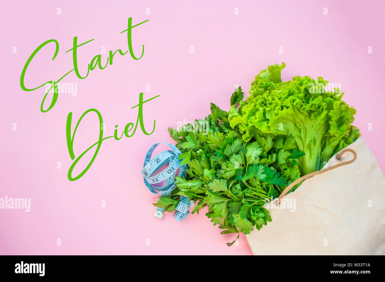 Vegetazione fresca e verdure in eco borsa rosa su sfondo colorato con copyspace. Mangiare sano concetto. Foto Stock