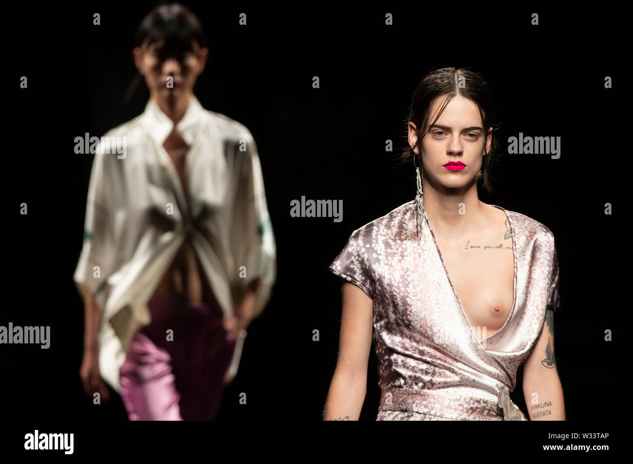 I modelli a Marcos Luengo Fashion Show a Mercedes-Benz Settimana della Moda a Madrid la primavera/estate 2020 presso la fiera Ifema. Madrid, 10.07.2019 | Utilizzo di tutto il mondo Foto Stock