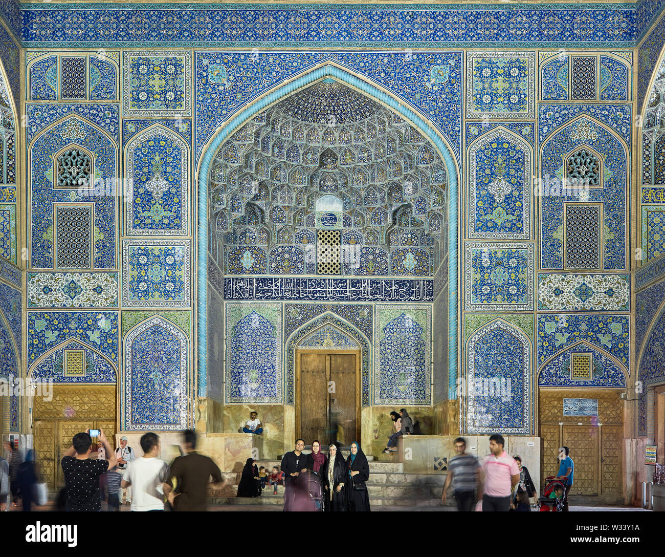 Isfahan, Iran. 26 apr, 2017. 26.04.2017, Iran Isfahan: il portale di ingresso del Sceicco Lotfollah sulla moschea imam Square (Meidan-e Emam) nella città iraniana di Isfahan, registrati su 22.04.2017. Credito: Thomas Schulze/dpa-Zentralbild/ZB | in tutto il mondo di utilizzo/dpa/Alamy Live News Foto Stock