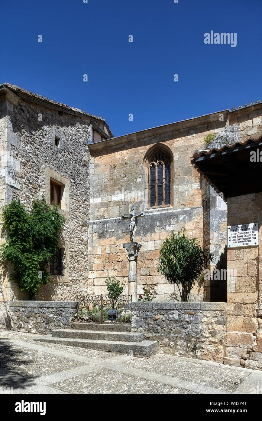 Crociera con un Crocifisso su una colonna e il capitale con iscrizione in omaggio ai fondatori di Covarrubias, provincia de Burgos, Castilla y León, Spagna Foto Stock