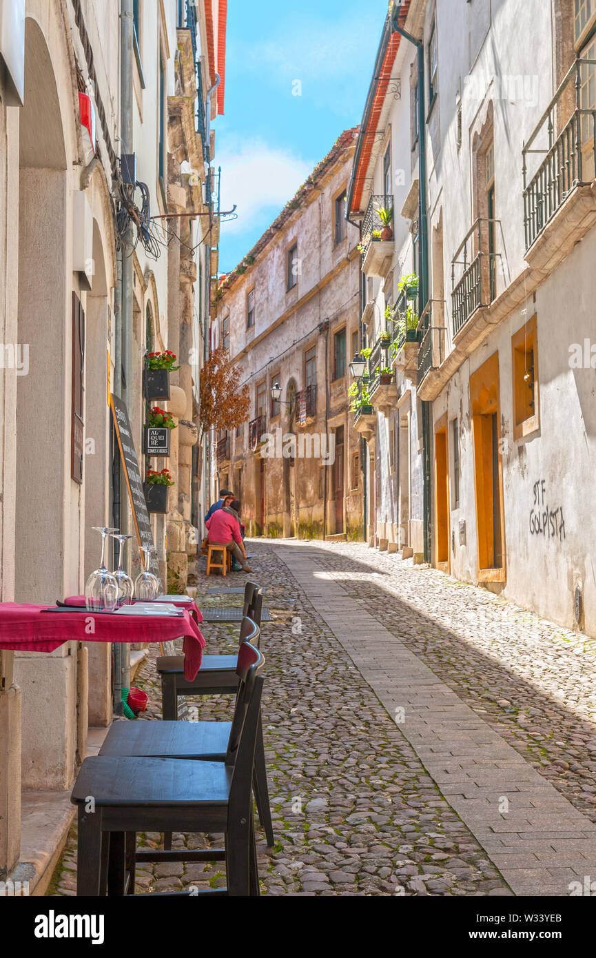 Presso le stradine della città vecchia di Coimbra, Portogallo Foto Stock