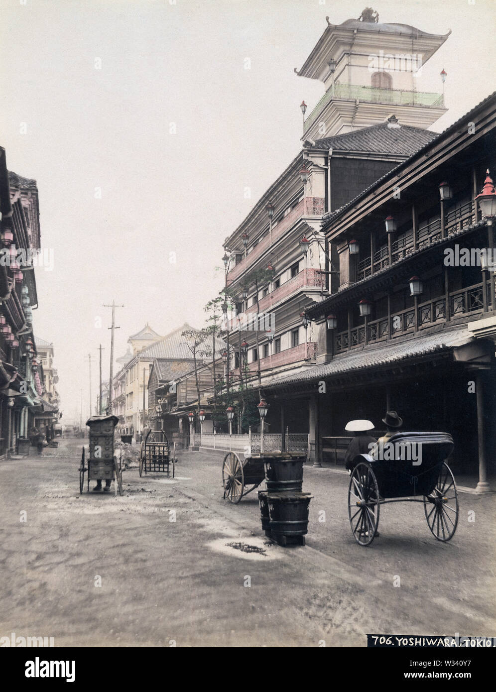 [ 1880 Giappone - bordelli a Yoshiwara Quartiere a Luci Rosse di Tokyo ] - a tre piani in legno nei bordelli Nakanocho (仲ノ町) nella prostituzione e dal quartiere degli intrattenimenti di Yoshiwara in Tokyo. Vedere la voce di blog: http://oldphotosjapan.com/en/photos/275/yoshiwara-brothels xix secolo albume vintage fotografia. Foto Stock