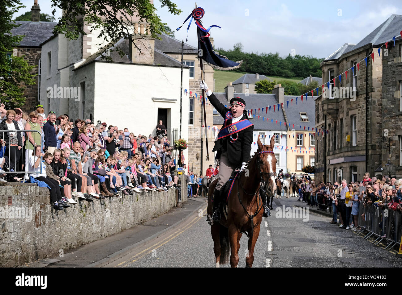 Jedburgh, Scotland, Regno Unito. 12 luglio 2019. Jethart Callant il giorno del Festival 2019 Jethart Callant Euan Munro, dà l'immortale grido "Jetharts qui" mentre a cavallo in Abbey posto, Jedburgh durante il Jethart Callant Festival del giorno, un festival annuale, parte della Scottish comune stagione di equitazione, venerdì 12 luglio 2019, Jedburgh Scottish Borders, Scotland, Regno Unito. Credito: Rob grigio/Alamy Live News Foto Stock