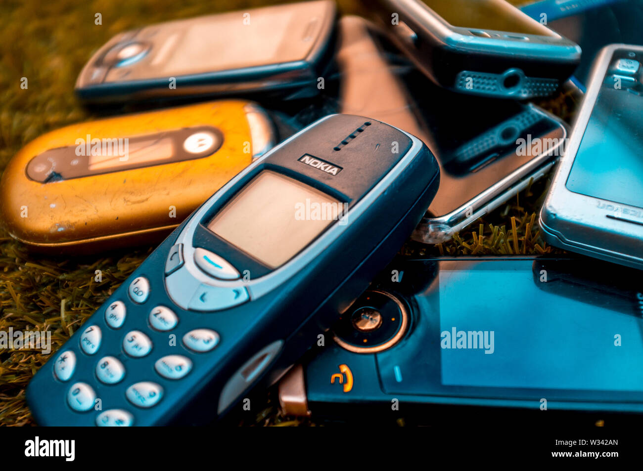 Selezione di vecchi telefoni cellulari dalla metà del 2000's prima della introduzione di smartphone Foto Stock