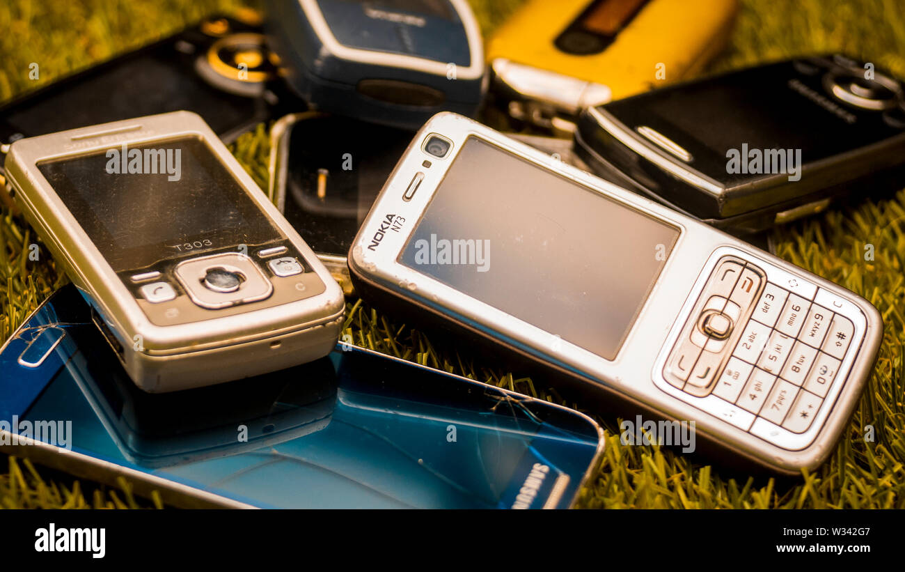 Selezione di vecchi telefoni cellulari dalla metà del 2000's prima della introduzione di smartphone Foto Stock