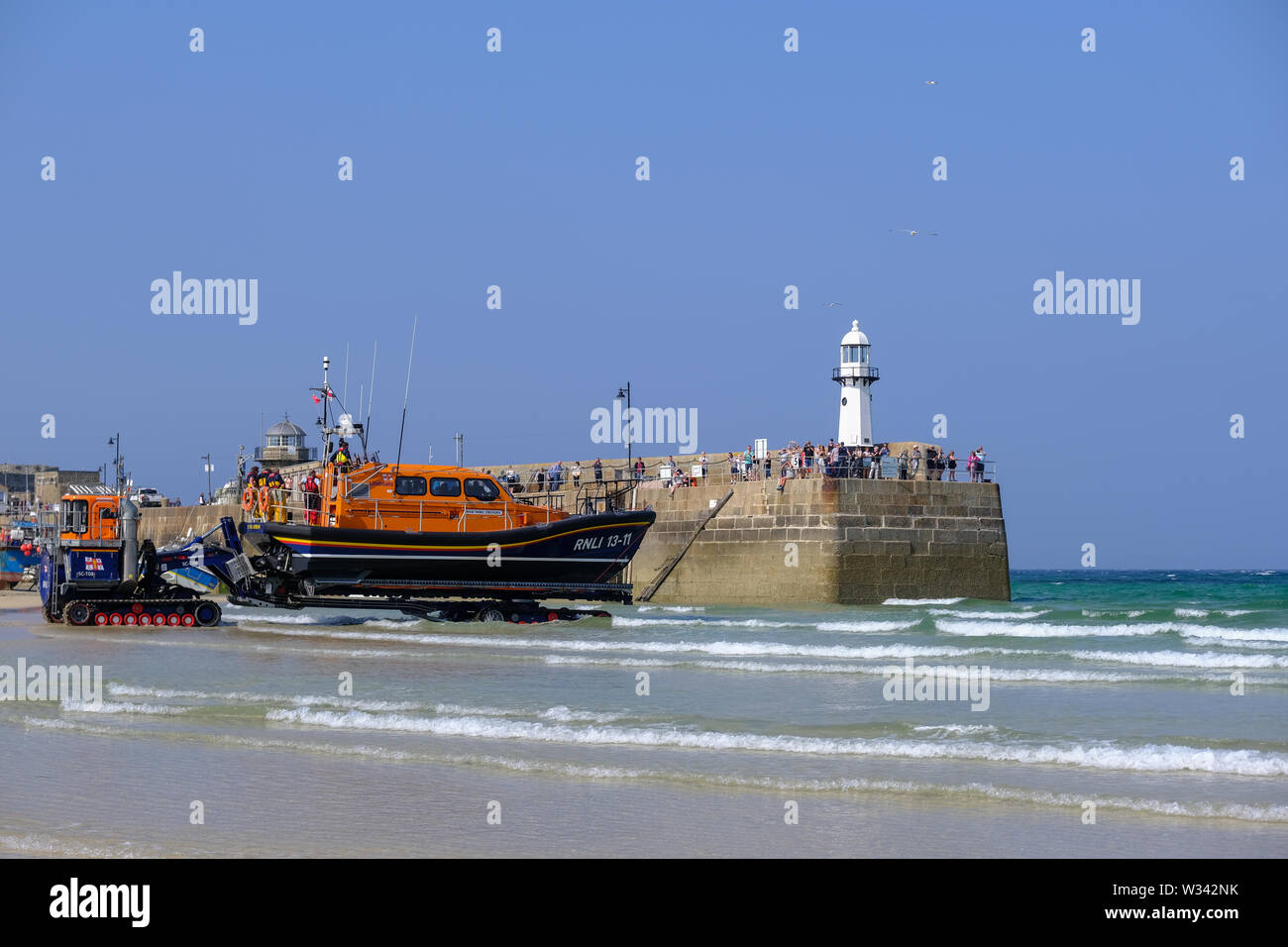 Il RNLI scialuppa di salvataggio il lancio su un esercizio a St Ives in Cornovaglia Foto Stock