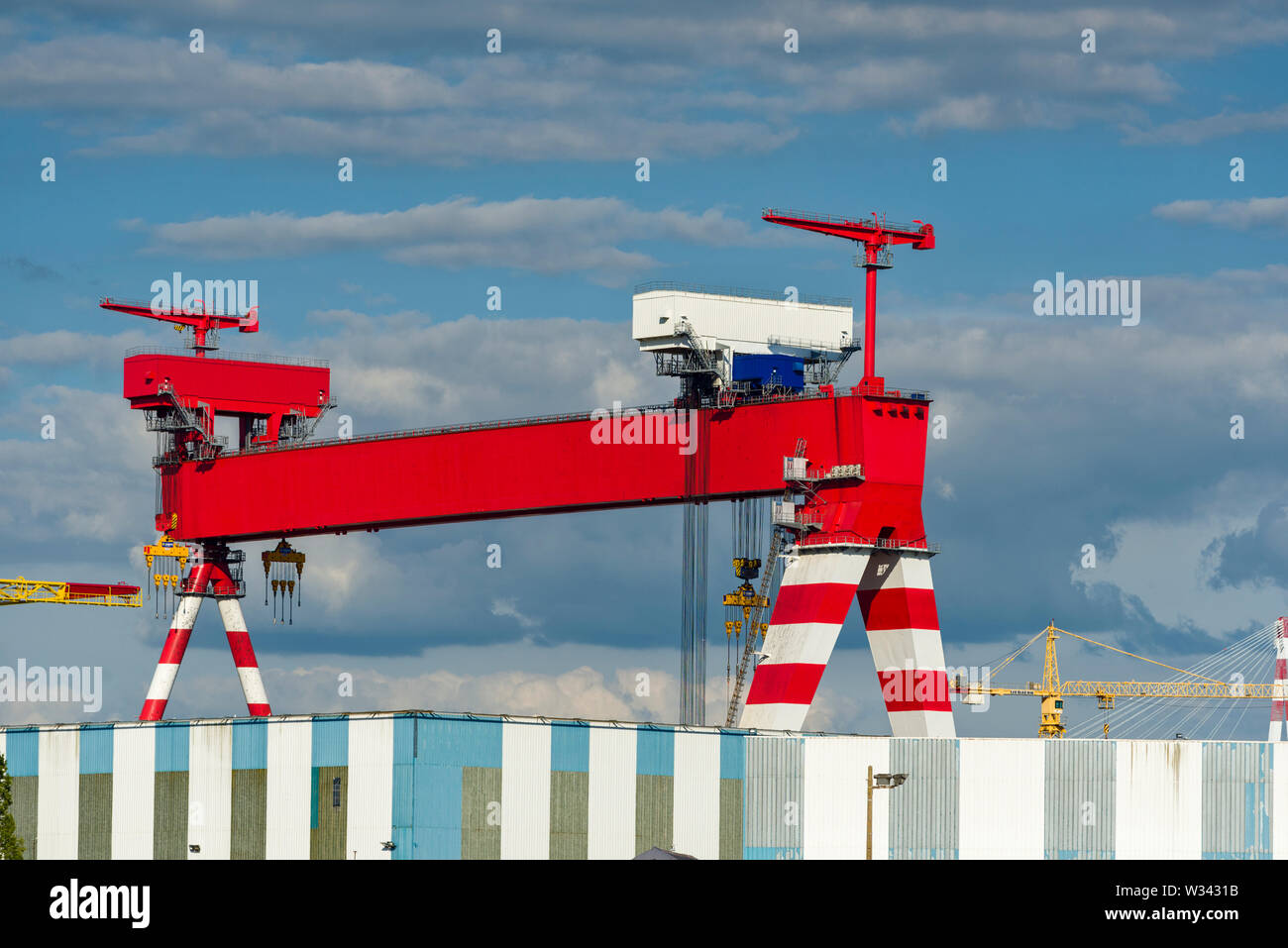 Culminando più di 75 m, il rosso e bianco portico è diventato il simbolo del cantiere navale STX di Saint-Nazaire, Francia Foto Stock