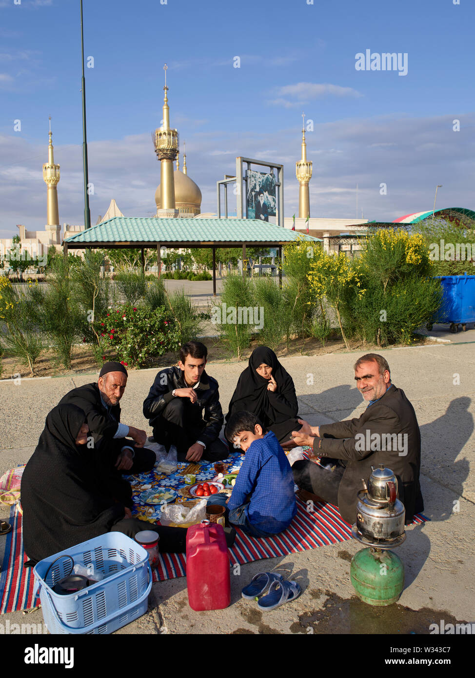 Tehran, Iran. Xiv Apr, 2018. 14.04.2018, Iran Teheran: il Mausoleo di Khomeini nella capitale iraniana Teheran, preso il 14.04.2018. Essa ospita la tomba dell'ayatollah sciita e il righello Ruhollah Khomeini, così come quella di Khadid Saqafi, sua moglie e Ahmad Khomeini, il suo secondo figlio. Si trova a circa 10 km a sud di Tehran vicino al cimitero di Behesht-e Zahra (? Paradiso di Zahra?). Tariffa minima 20, - Euro tassa minima EUR 20, 00 Credito: Thomas Schulze/dpa-Zentralbild/ZB | in tutto il mondo di utilizzo/dpa/Alamy Live News Foto Stock