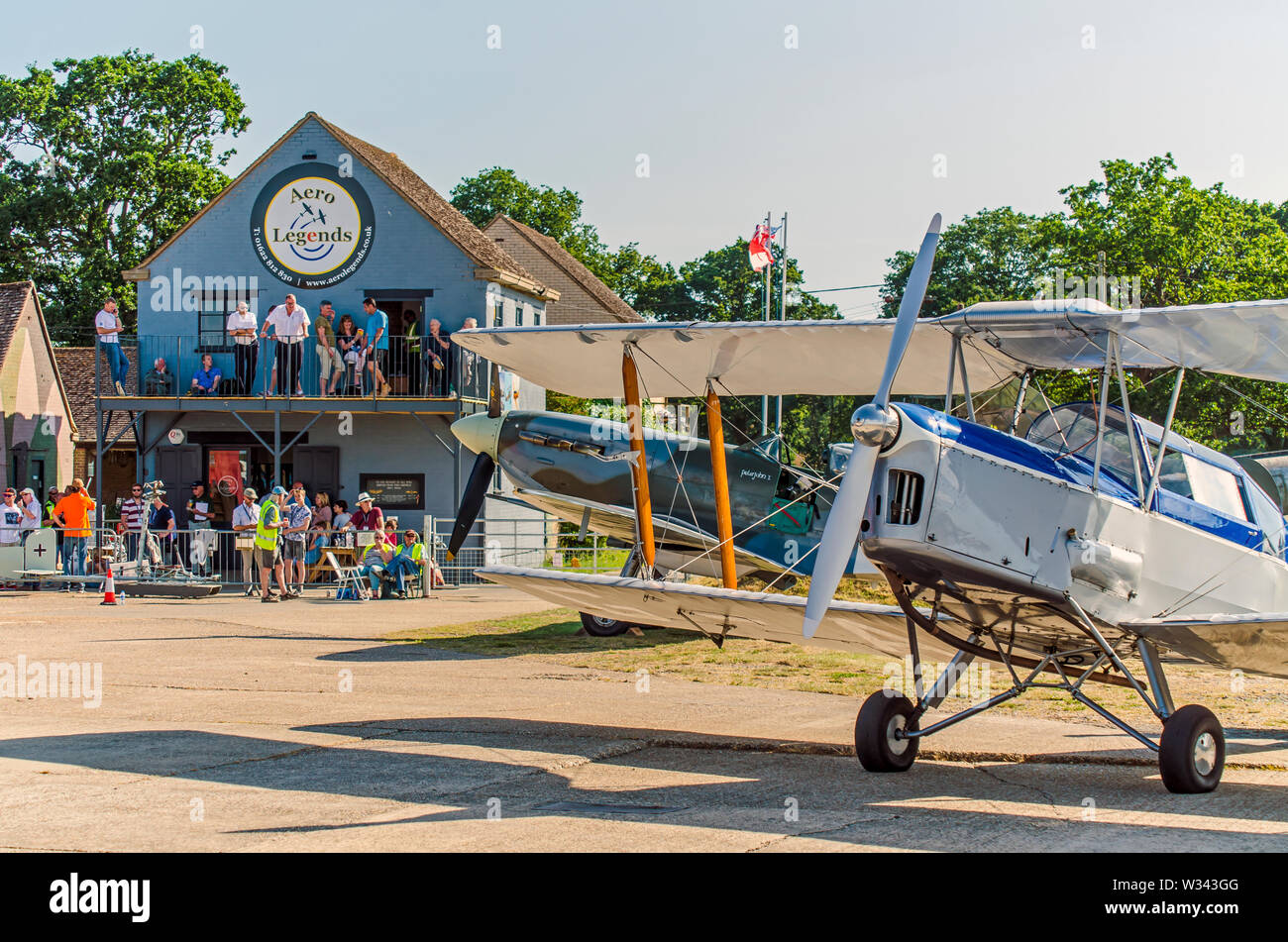 Aero Legends at Headcorn, Kent, Regno Unito. Ufficio e club house con il personale e le famiglie a guardare un display dell'aria. Thruxton Jackaroo e piani di Spitfire Foto Stock