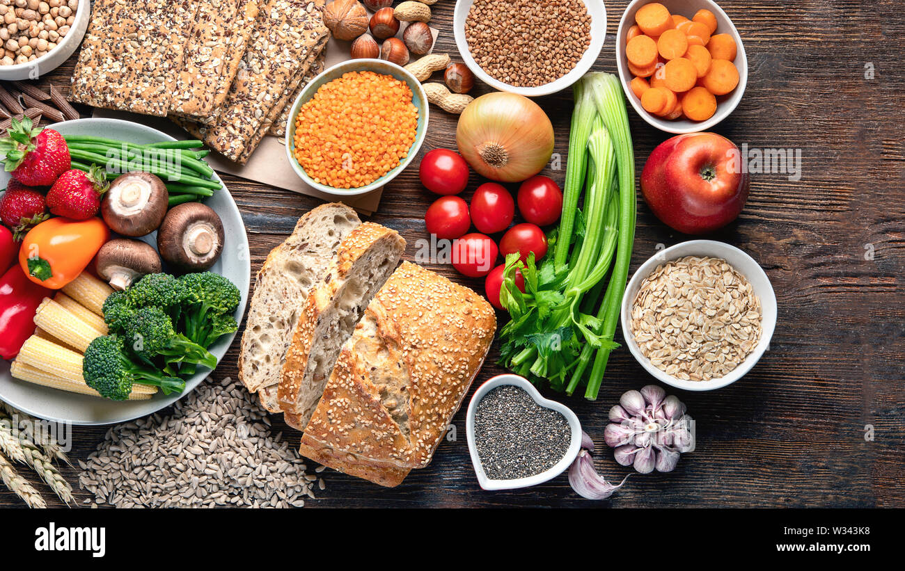 Sani ingredienti naturali contenenti fibre dietetiche. Una sana dieta ad alto contenuto di fibre mangiare concetto con antiossidanti e vitamine Foto Stock