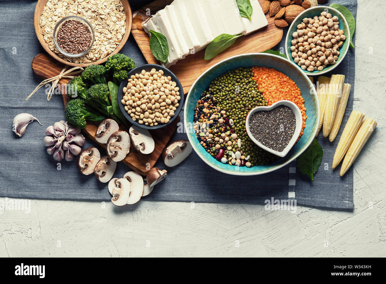 Cibo sano per i vegani e vegetariani. Grani, semi, noci, ortaggi, tofu. Alimenti ad alto di antiossidanti, proteine vegetali, fibra dietetica Foto Stock