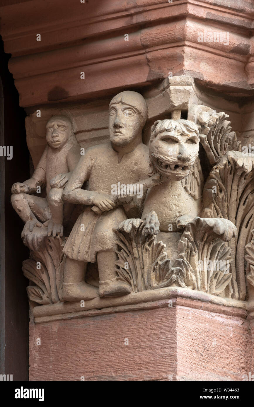 Mainz, Dom San Martin, Ostchor, Südliches portale, Kapitell mit Löwen, Mann und Affe Foto Stock