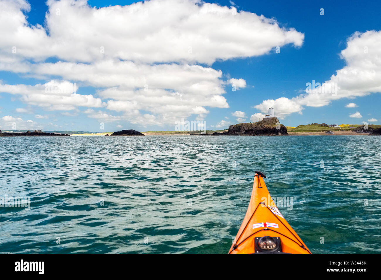 Avvicinando Ynys Llanddwyn o Llanddwyn isola in kayak di mare. Costa Occidentale di Anglesey, Galles del Nord, Regno Unito Foto Stock