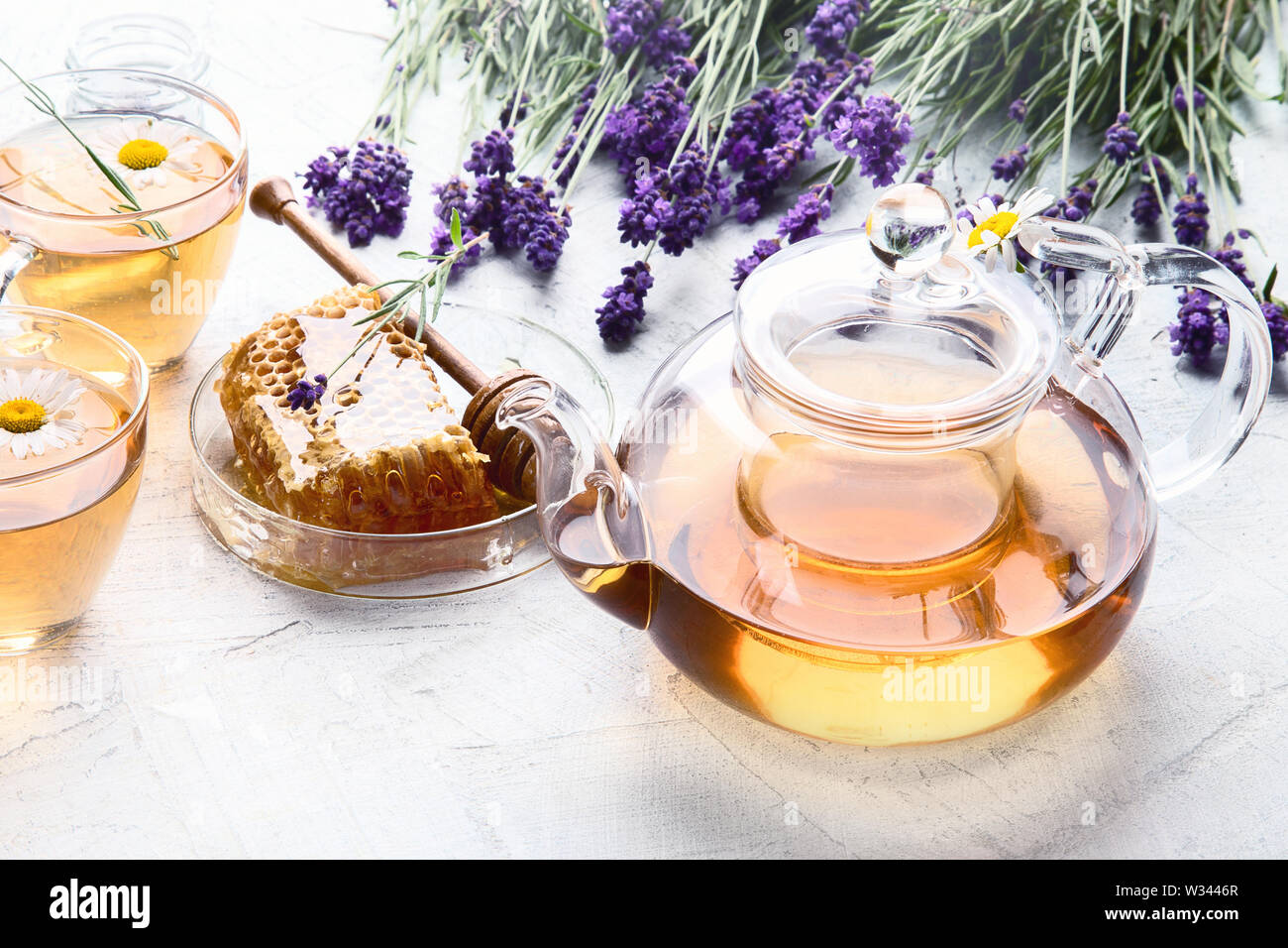 Salutare tè alle erbe con miele, lavanda e i fiori di camomilla. Foto Stock