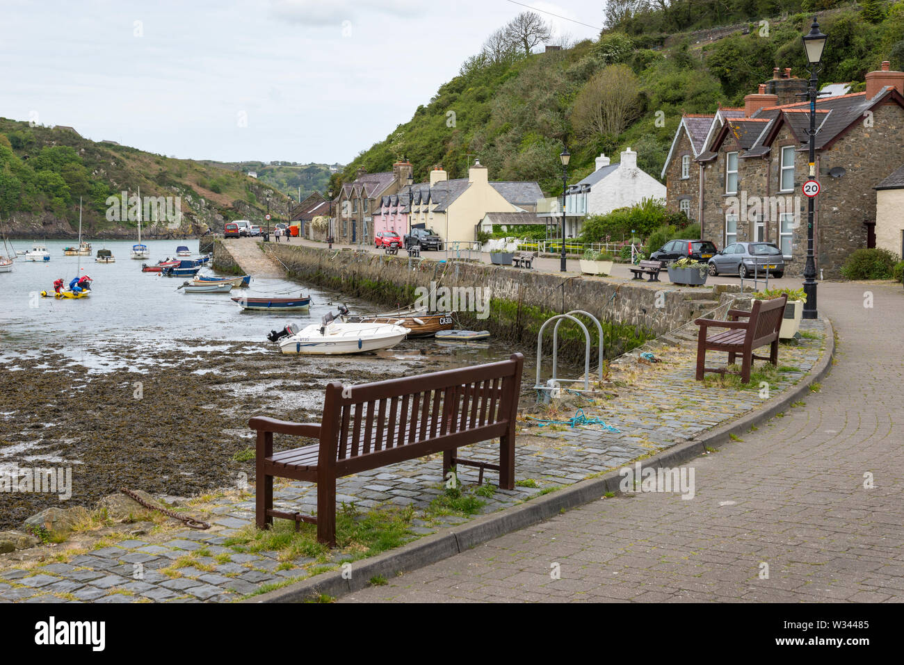 Abbassare Fishguard nel porto di Pembrokeshire sulla costa del Galles occidentale. Foto Stock