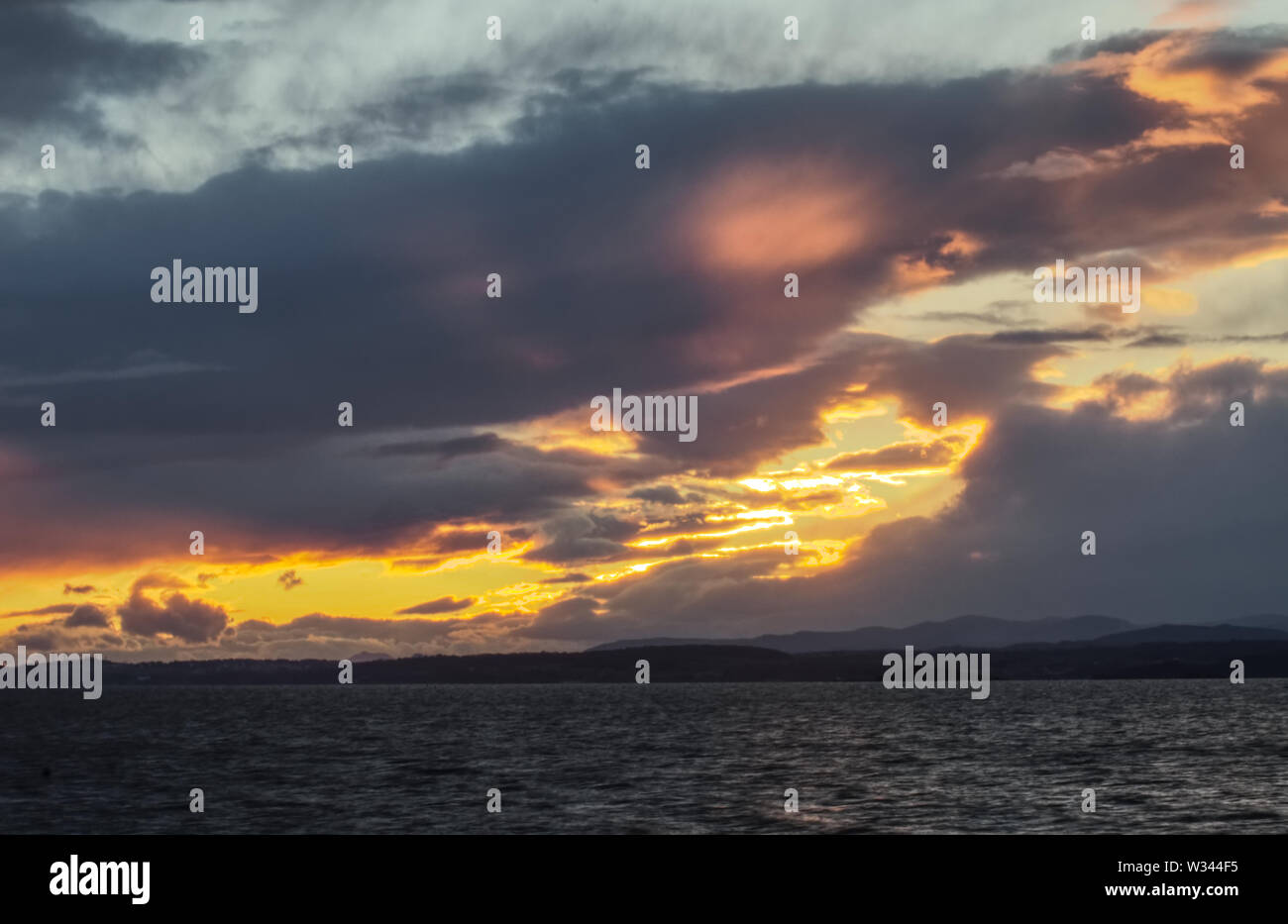 Un bel paesaggio foto di un tramonto sul Firth of Forth e Inchcolm isola nei pressi di Edimburgo in Scozia, Regno Unito Foto Stock