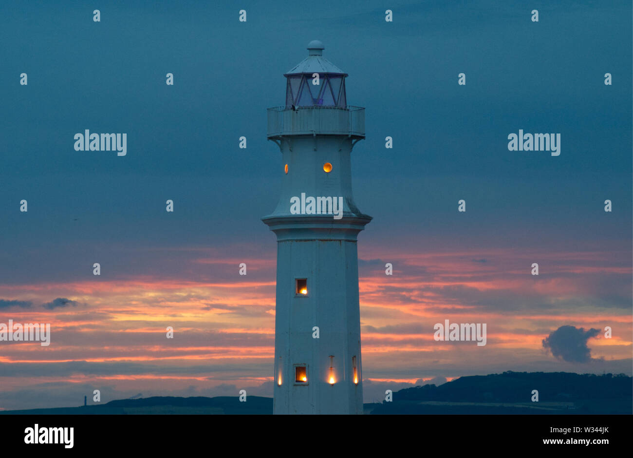 Il faro di Newhaven Harbour al tramonto in estate Foto Stock