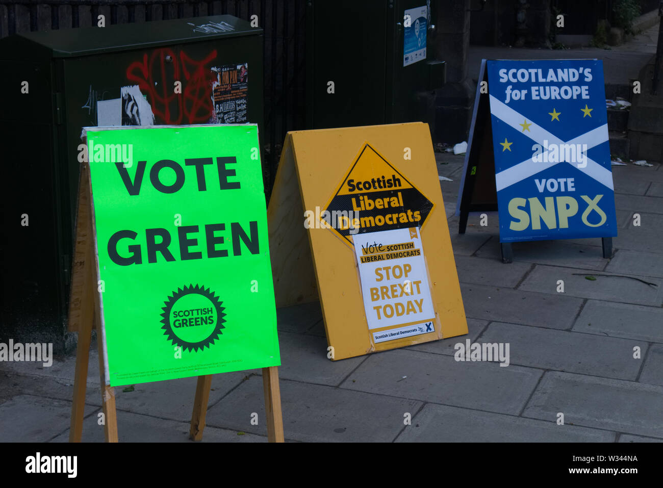 Edimburgo, Scozia / Regno Unito - 23 Maggio 2019: Segni per il Partito dei Verdi, il gruppo del Partito europeo dei liberali democratici e il Partito nazionale scozzese di fronte a p Foto Stock