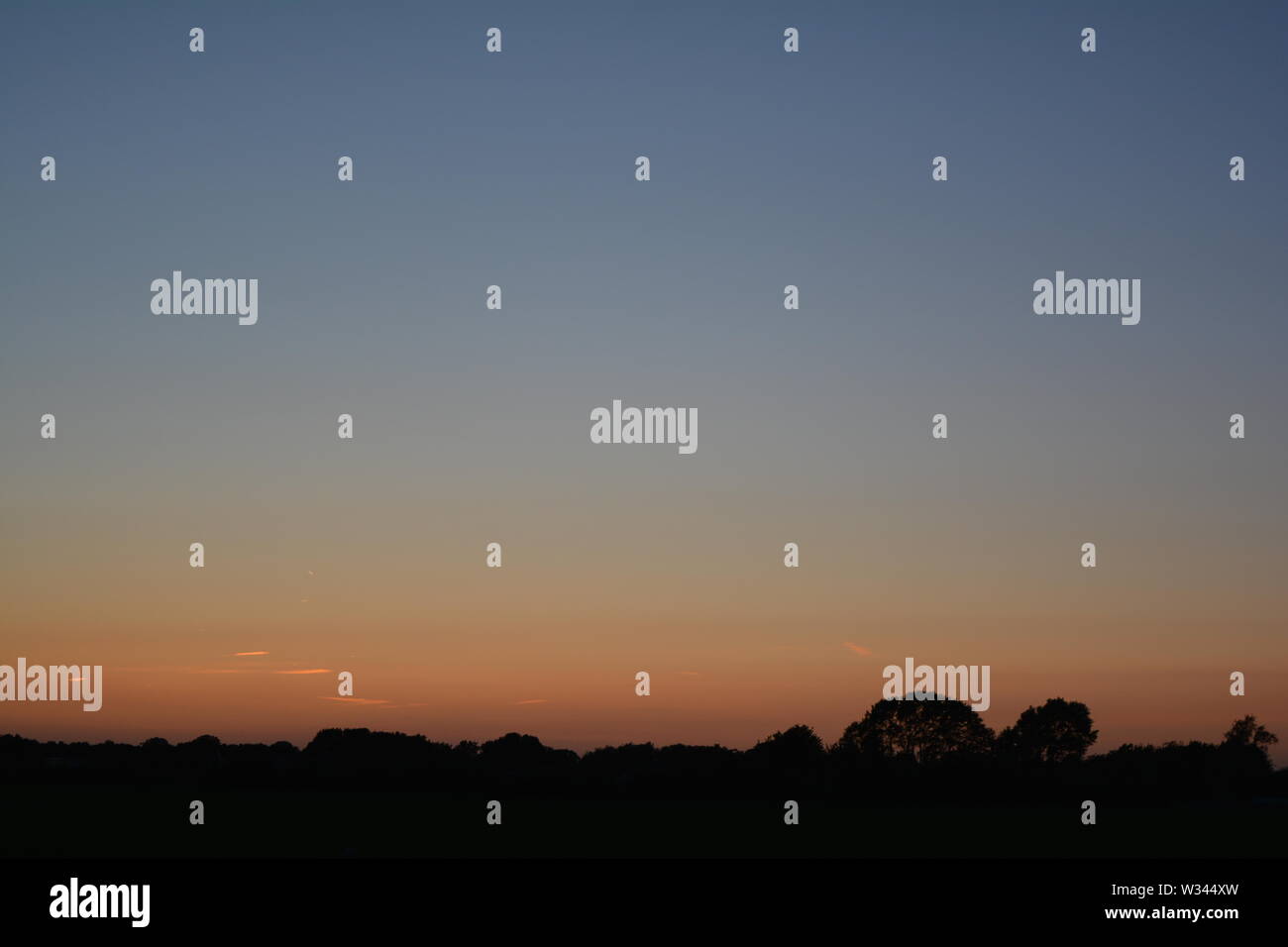 Sottili capannoni di colore nel Cielo di tramonto Foto Stock