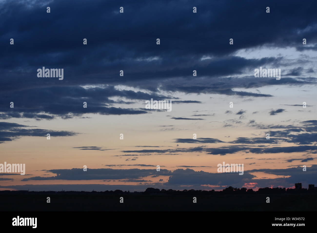 Cielo di tramonto e nuvole blu modello nuvole viola e arancione tramonto Foto Stock