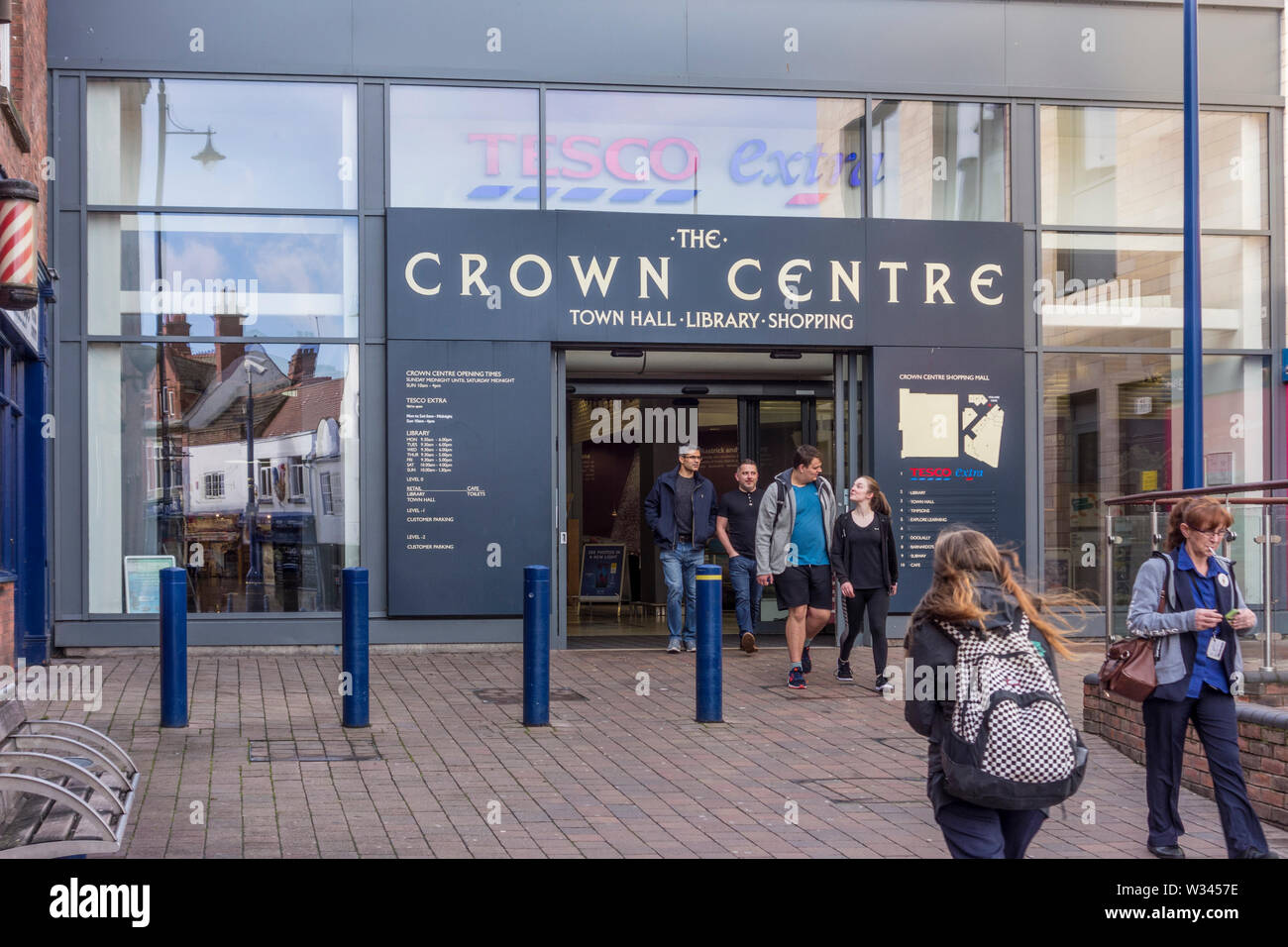 Il Crown Center a Stourbridge ospita il Municipio, una biblioteca e negozi di vendita al dettaglio, West Midlands, Regno Unito Foto Stock