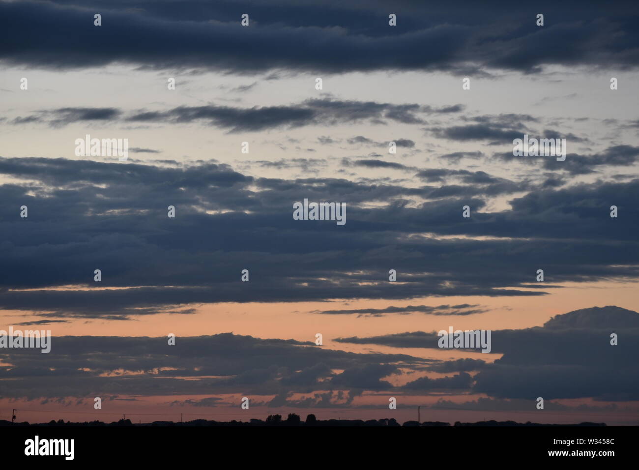 Cielo di tramonto e nuvole blu modello nuvole viola e arancione tramonto Foto Stock