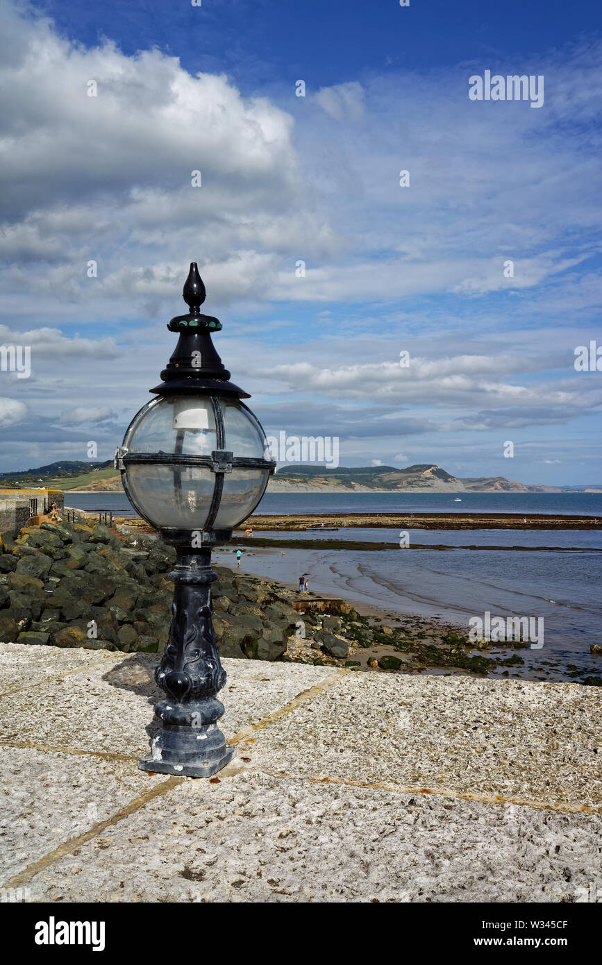 UK,Dorset,Lyme Regis,Gun Cliff Walk & Chiesa spiaggia con vista sulla baia di Lyme verso Golden Cap & Giurassico Litorale Foto Stock