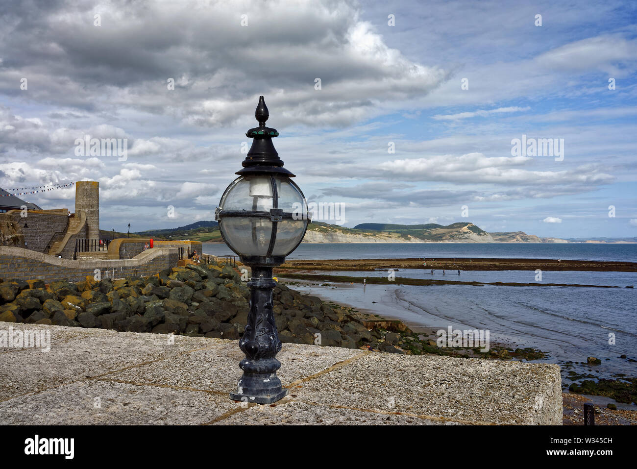 UK,Dorset,Lyme Regis,Gun Cliff Walk & Chiesa spiaggia con vista sulla baia di Lyme verso Golden Cap & Giurassico Litorale Foto Stock