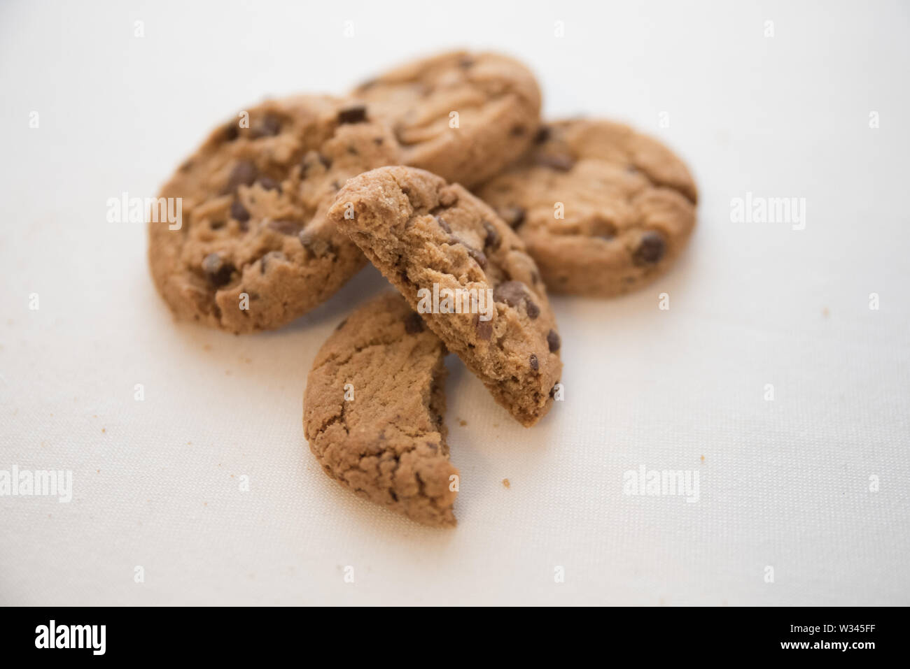 Pila di fatti in casa i biscotti al cioccolato su sfondo bianco Foto Stock