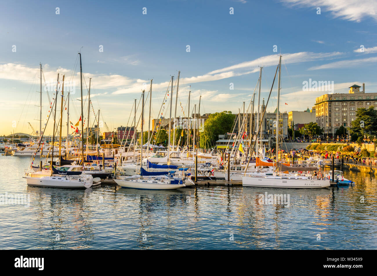 Barche a vela ormeggiata ai pontili in Victoria Inner Harbour al tramonto Foto Stock