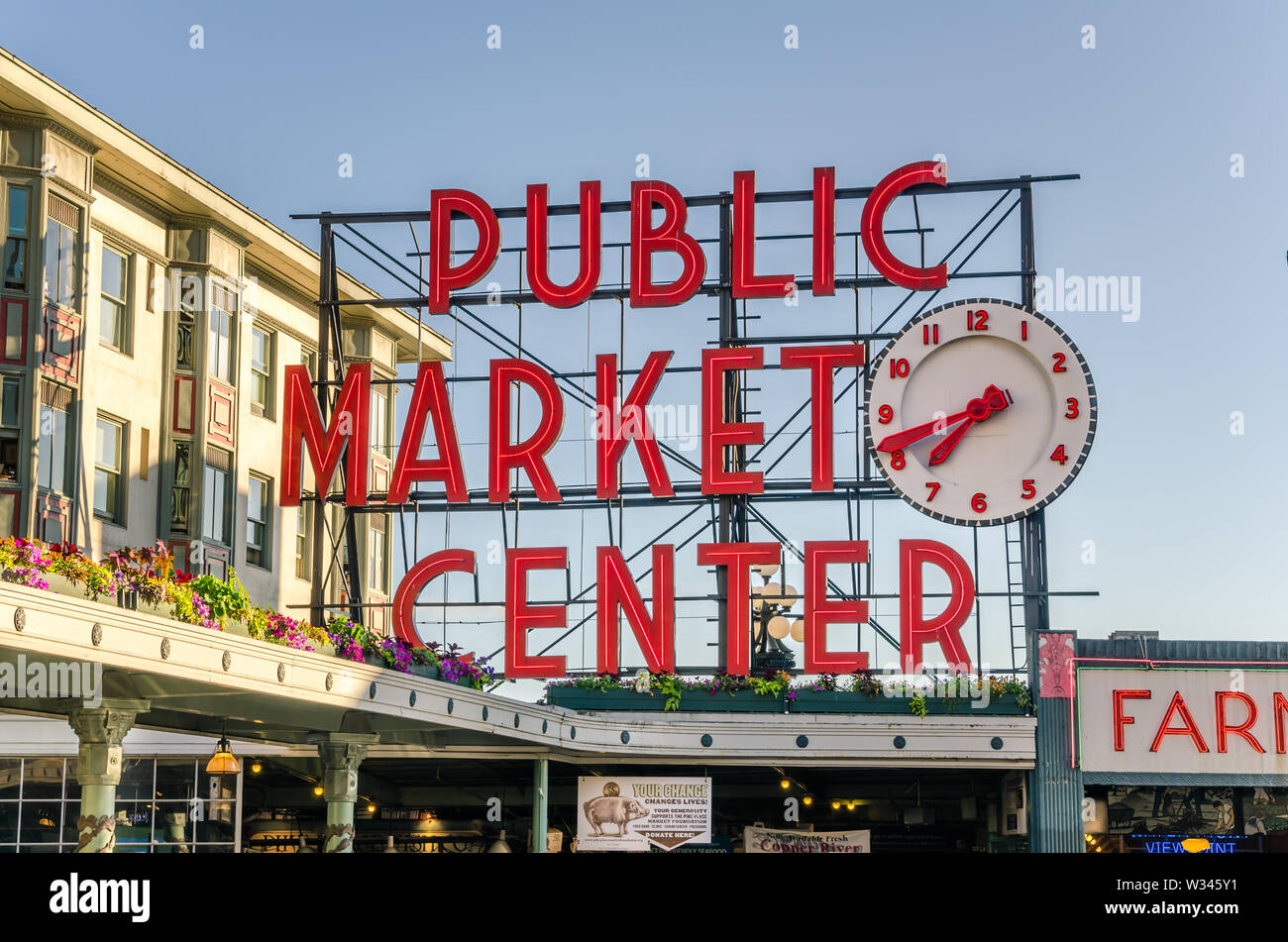 Il Pike Place Market sign in Seattle su una soleggiata giornata estiva Foto Stock