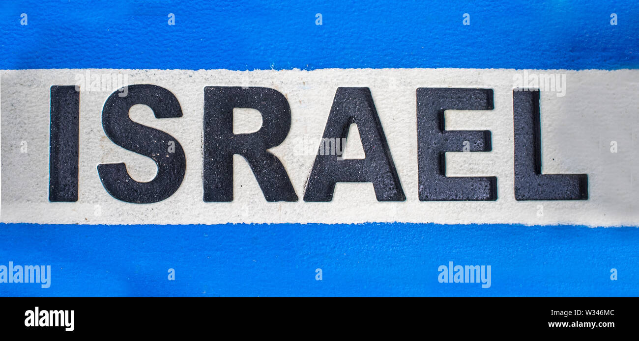 Firmare con il nome di Israele in spagnolo e bandiera come sfondo. Concetto di viaggio Foto Stock