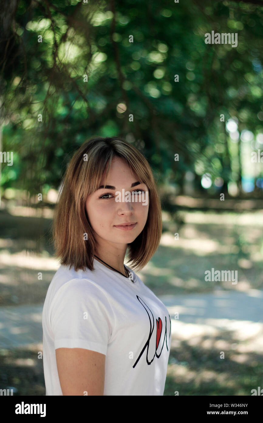 Ritratto di una bella ragazza nel parco Foto Stock