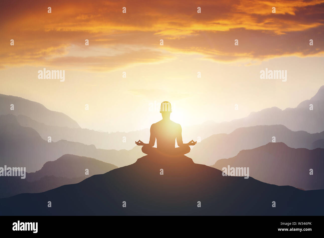Silhouette dell'uomo meditaion sulla montagna Foto Stock
