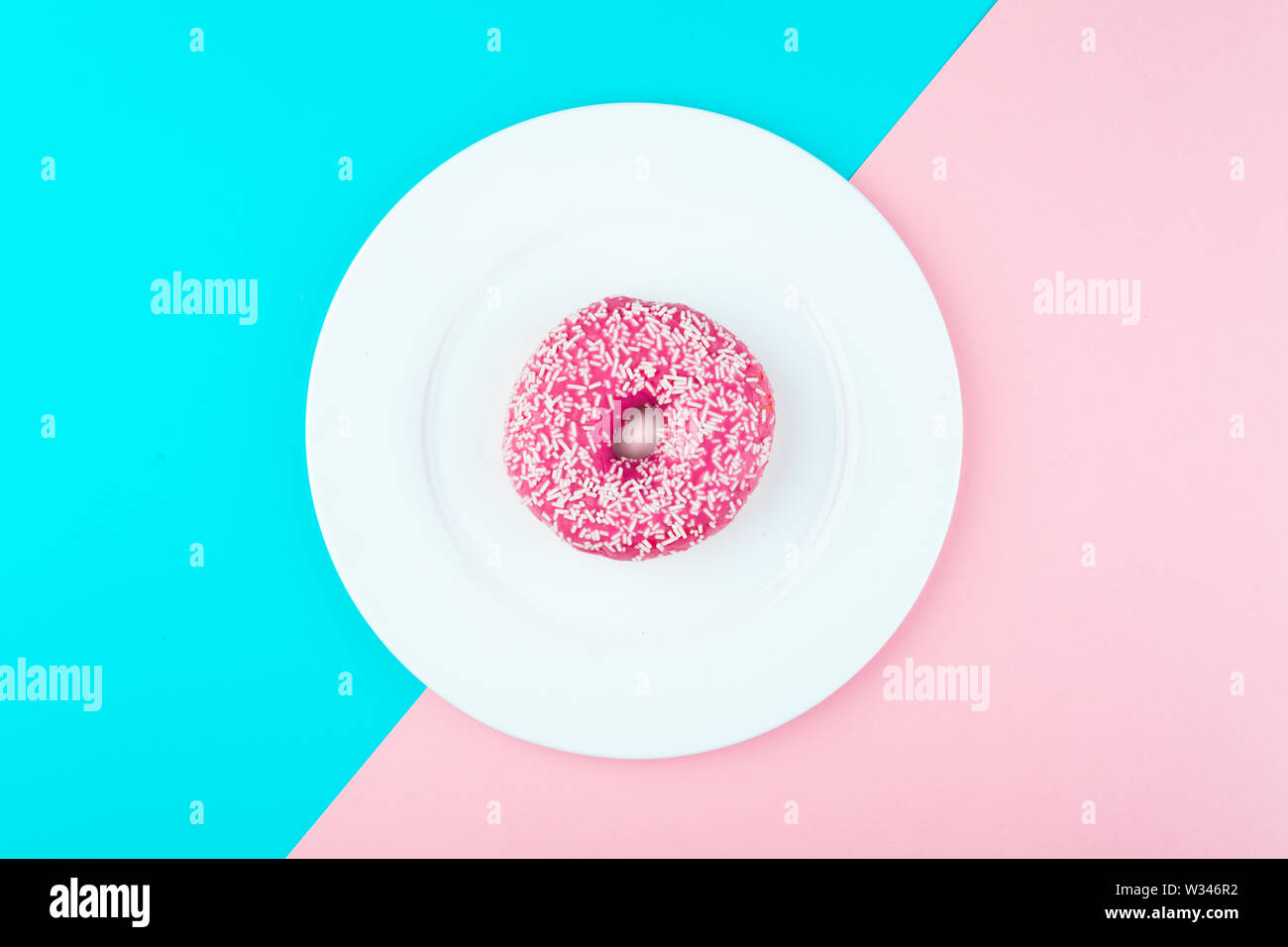 Donut ricoperti di una glassa nella piastra, vista dall'alto Foto Stock