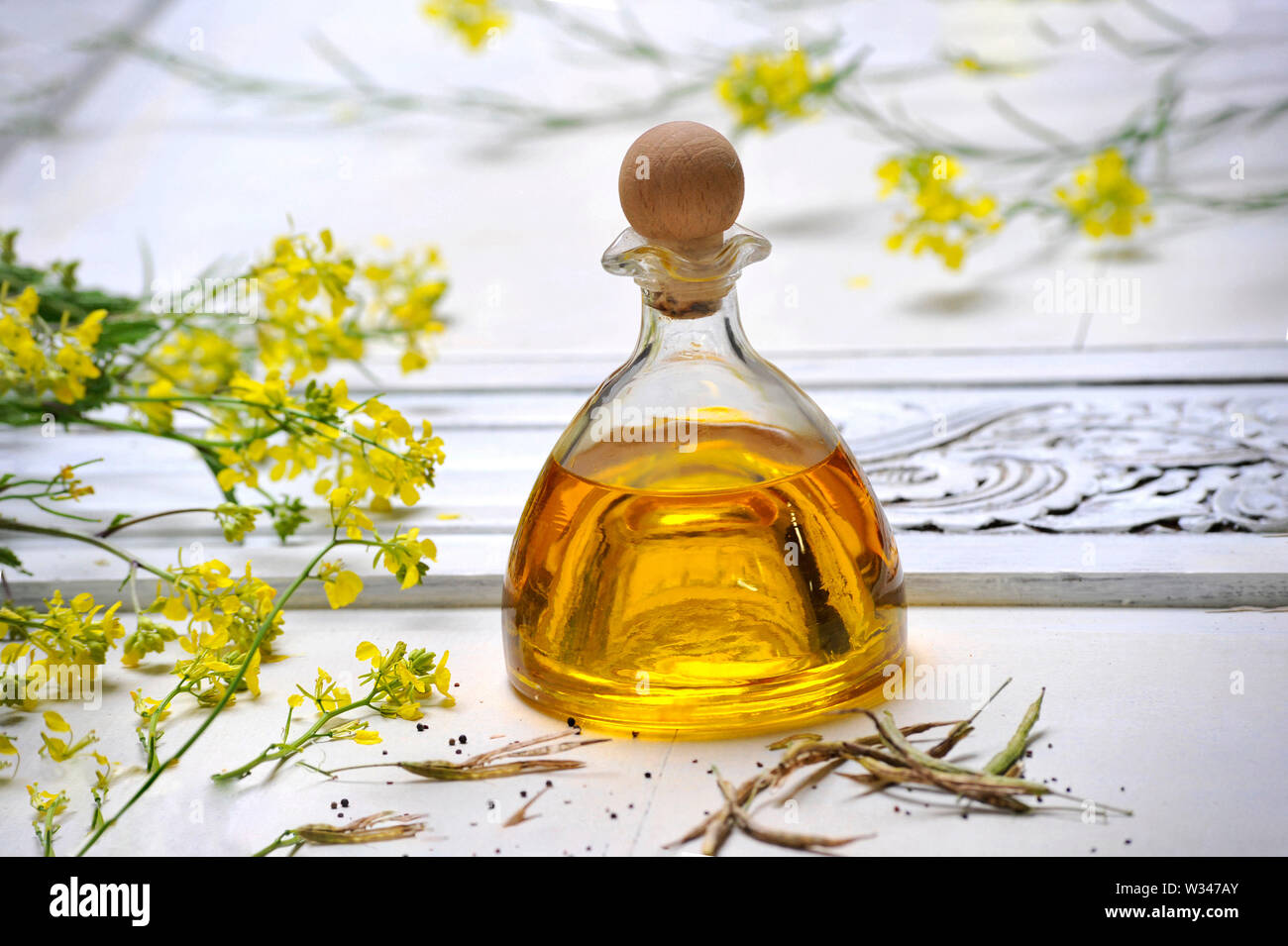 Flaconcino di olio di semi di colza e di fiori Foto Stock