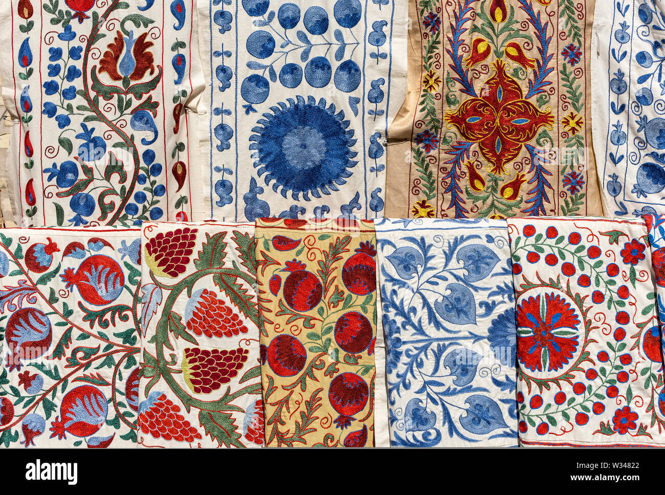 Colorati tessuti tessili, sciarpe e i panni in vendita in un mercato di Khiva, Uzbekistan Foto Stock