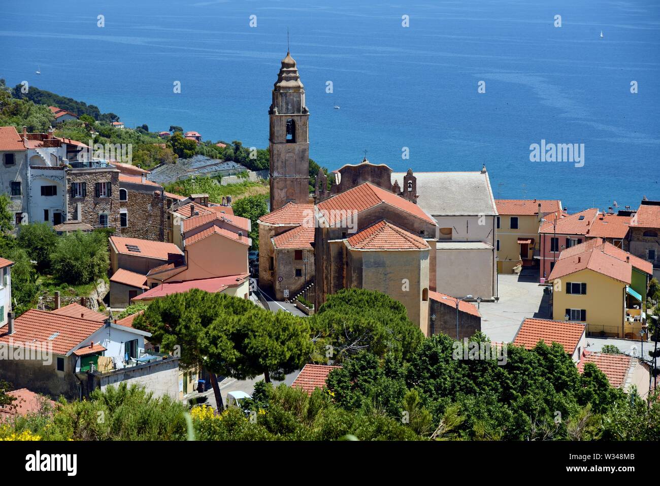 La chiesa nel villaggio di montagna Cipressa, provincia Imperia Liguria, Italia Foto Stock
