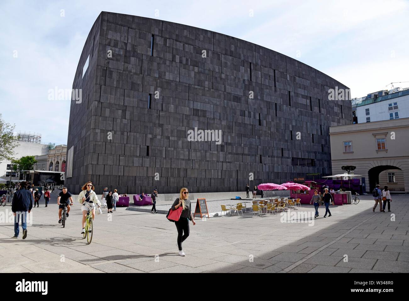 Il MuseumsQuartier, cortile interno con il Museo di Arte Moderna Fondazione Ludwig, MUMOK, Vienna, Austria Foto Stock