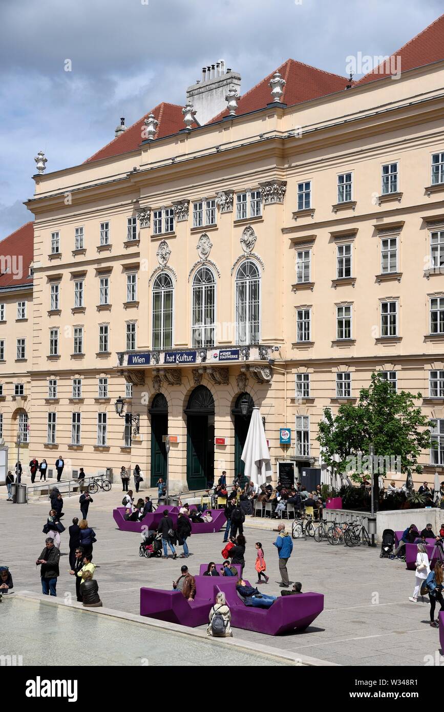 Il Museumsquartier, cortile interno con posti a sedere Enzis Hofmobel, Vienna, Austria Foto Stock