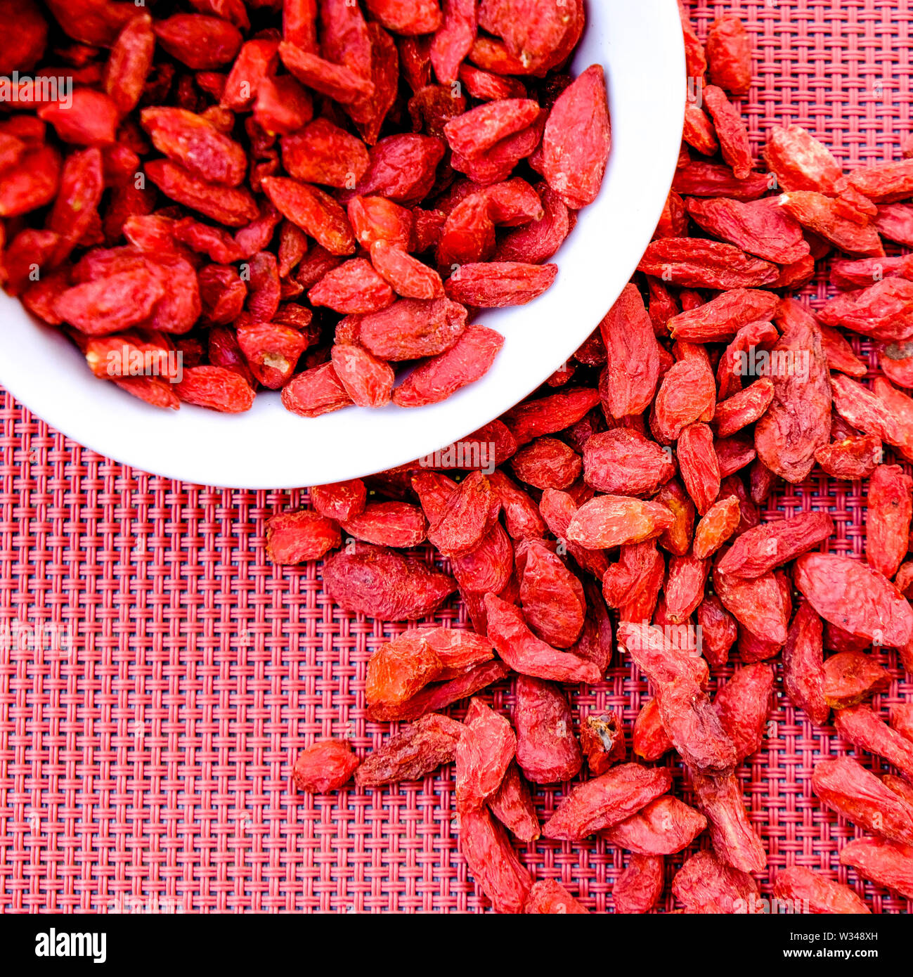 Un isolato vaso sano di essiccati Goji bacche Foto Stock