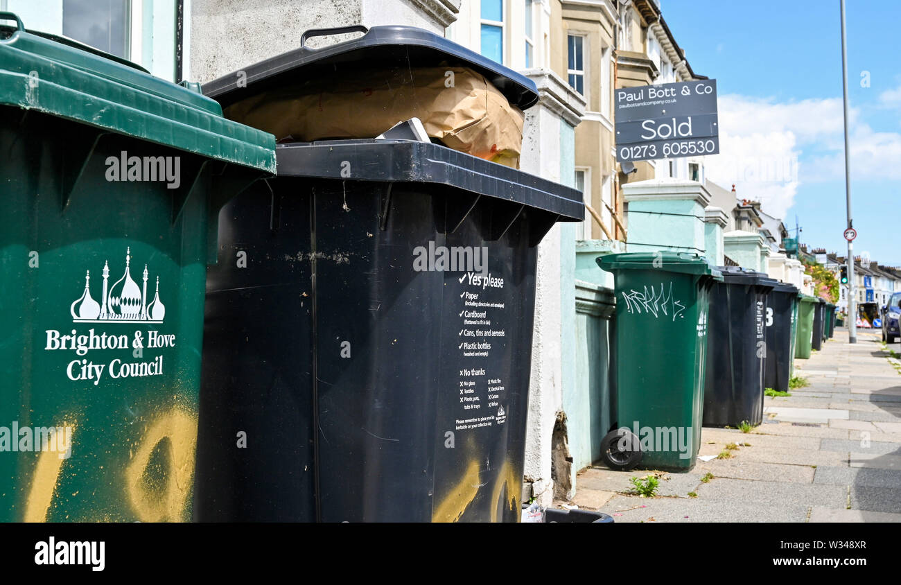 Brighton Regno Unito 12 luglio 2019 - Casalinghi bidoni della spazzatura rimangono unemptied in parti di Brighton oggi come binmen hanno inscenato una unofficial walkout . Il personale dell'Cityclean depot in hanno camminato fuori questa mattina in una controversia con la Brighton e Hove City Council si intensifica. Credito: Simon Dack / Alamy Live News Foto Stock Brighton Regno Unito 12 luglio 2019 - Casalinghi bidoni della spazzatura rimangono unemptied in parti di Brighton oggi come binmen hanno inscenato una unofficial walkout . Il personale dell'Cityclean depot in hanno camminato fuori questa mattina in una controversia con la Brighton e Hove City Council si intensifica. Credito: Simon Dack / Alamy Live News Foto Stock